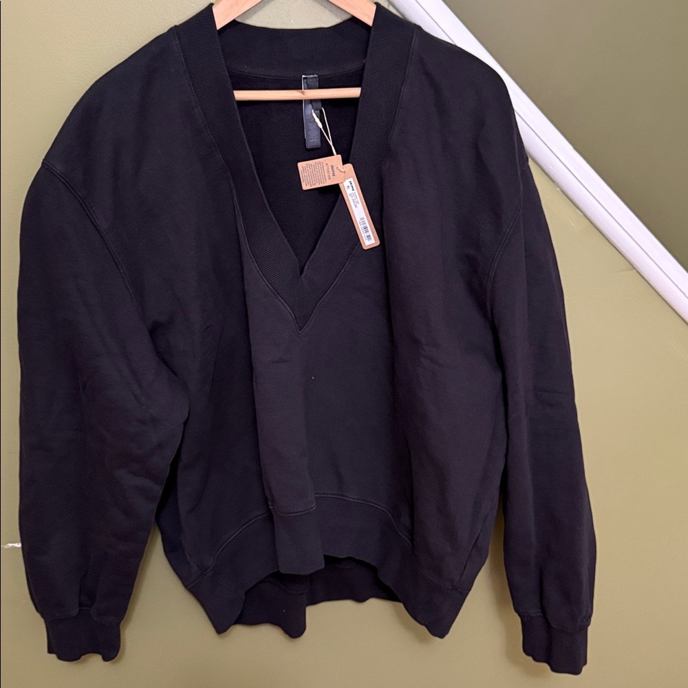 SKIMS Boyfriend Fleece V Neck Pullover in Washed Onyx